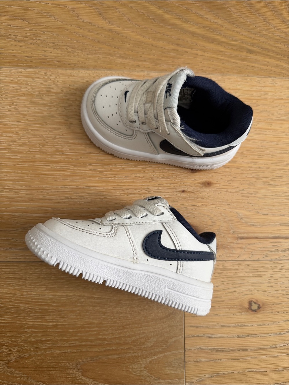 Nike Kids White and Navy Low-Top Sneakers